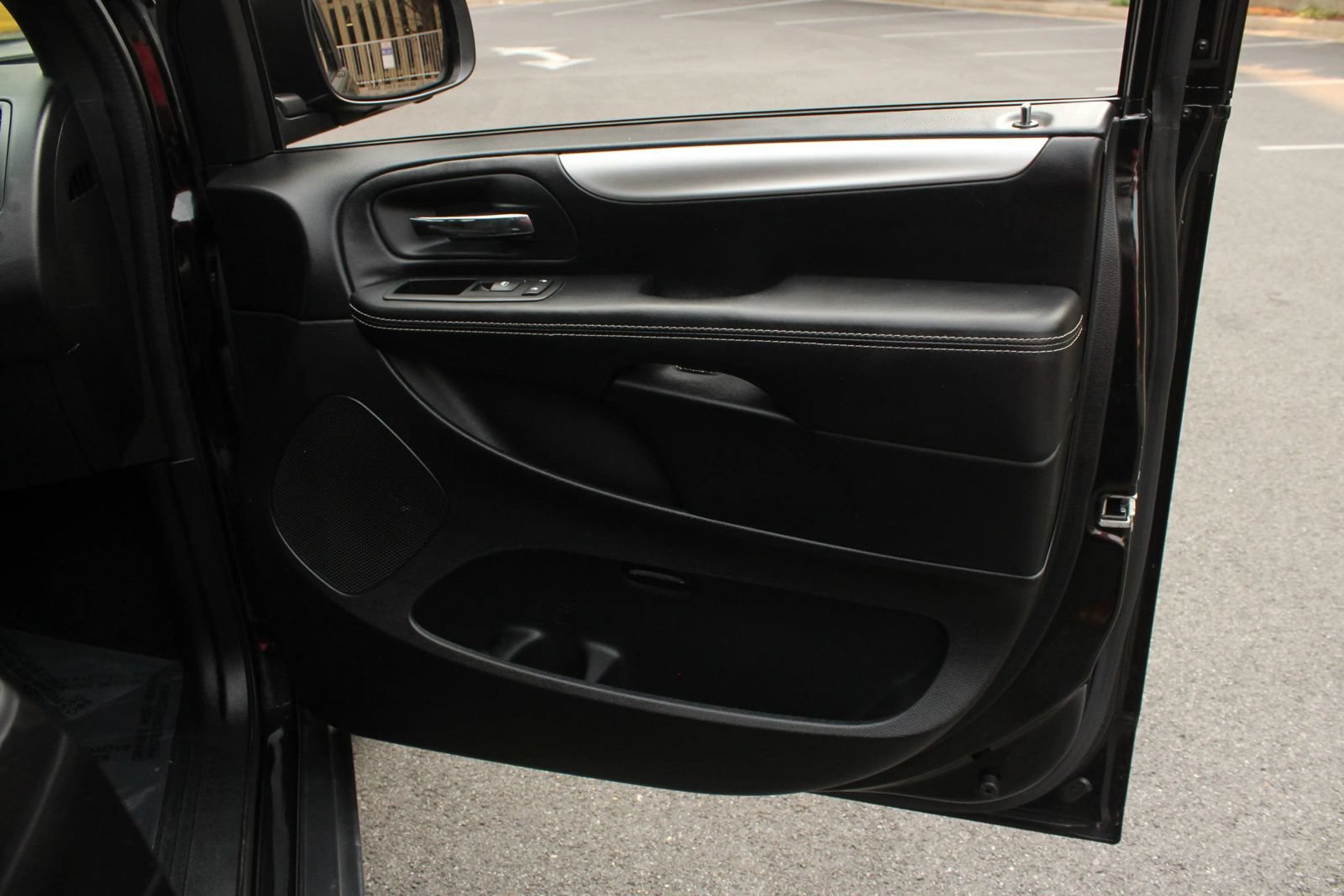 Used 2015 Dodge Grand Caravan SXT w/ Blacktop Package FWD image 25