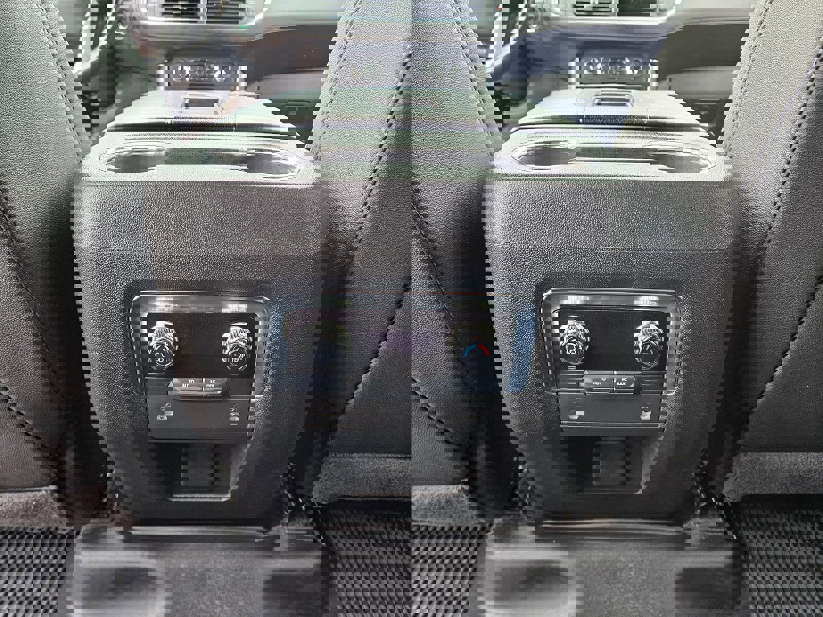 Used 2024 GMC Yukon SLT image 24