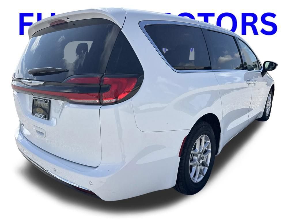Used 2024 Chrysler Pacifica Touring-L FWD image 6