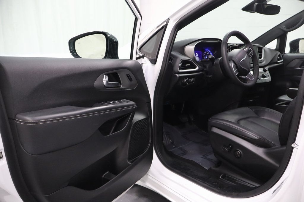 Used 2025 Chrysler Pacifica Select FWD image 11