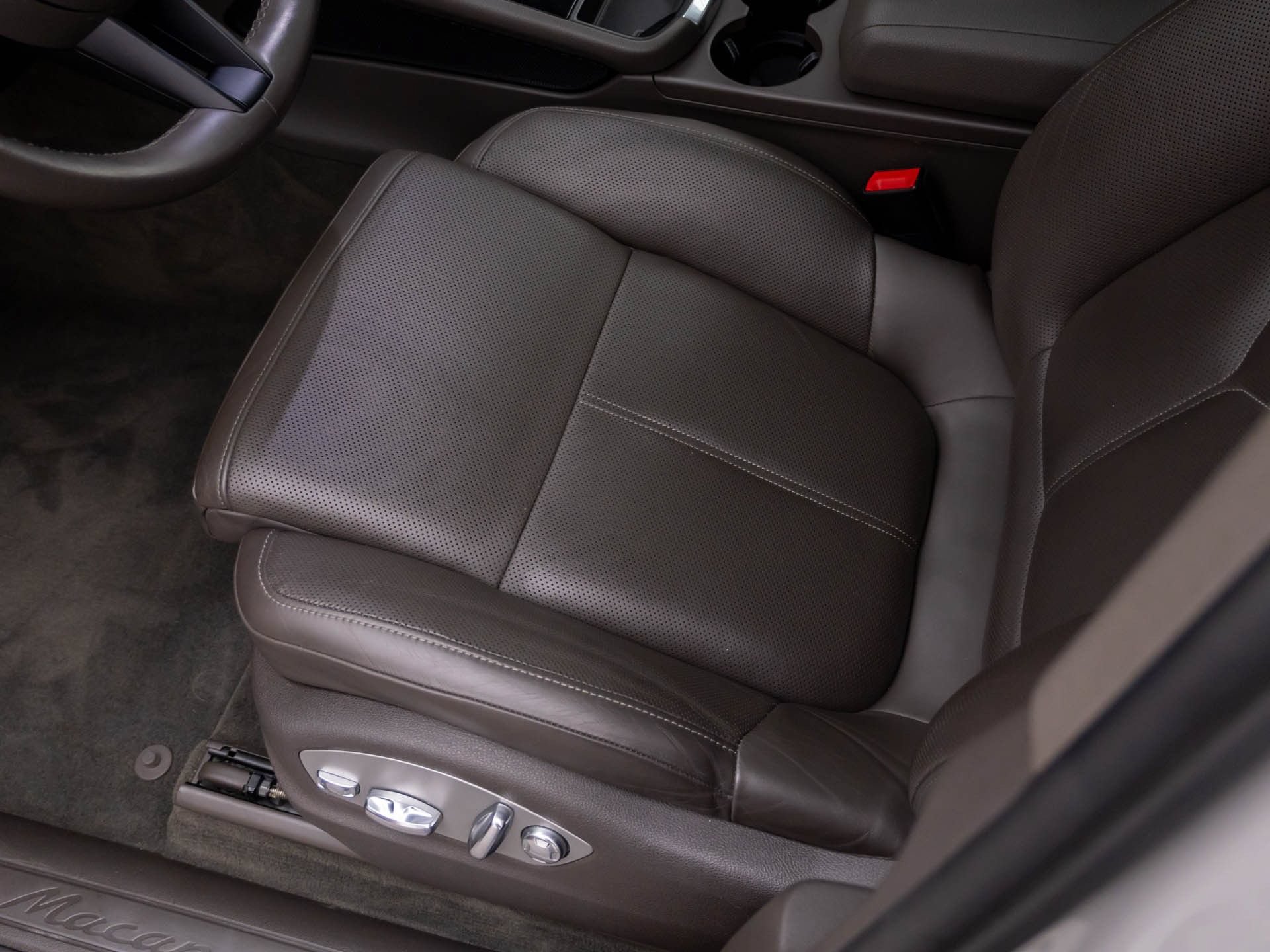 Certified 2023 Porsche Macan AWD/4WD image 17