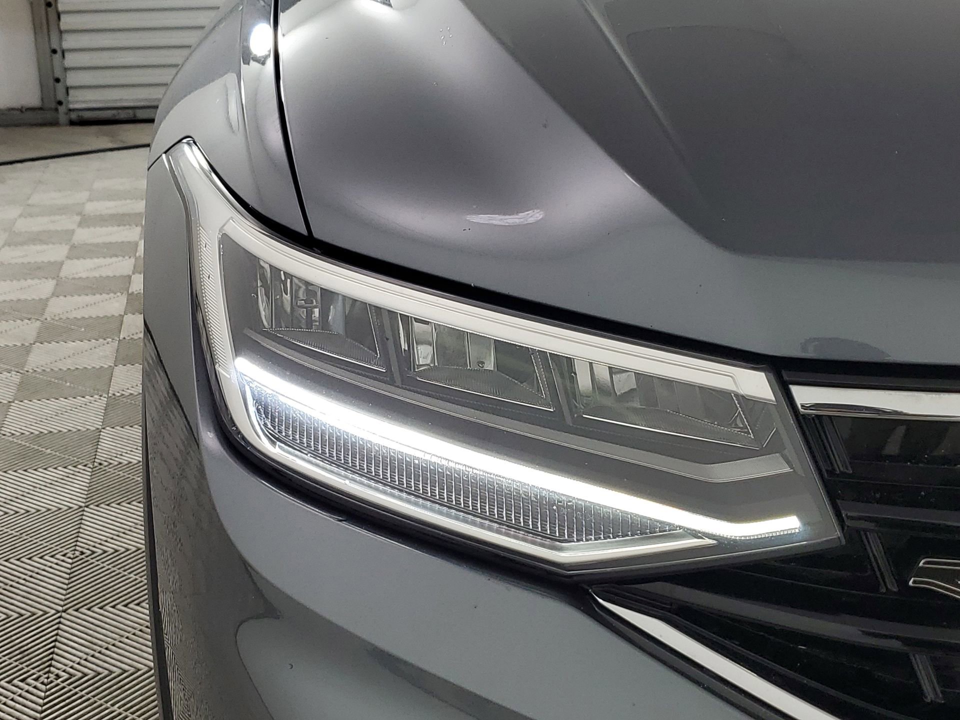 Used 2022 Volkswagen Tiguan SE R-Line image 15