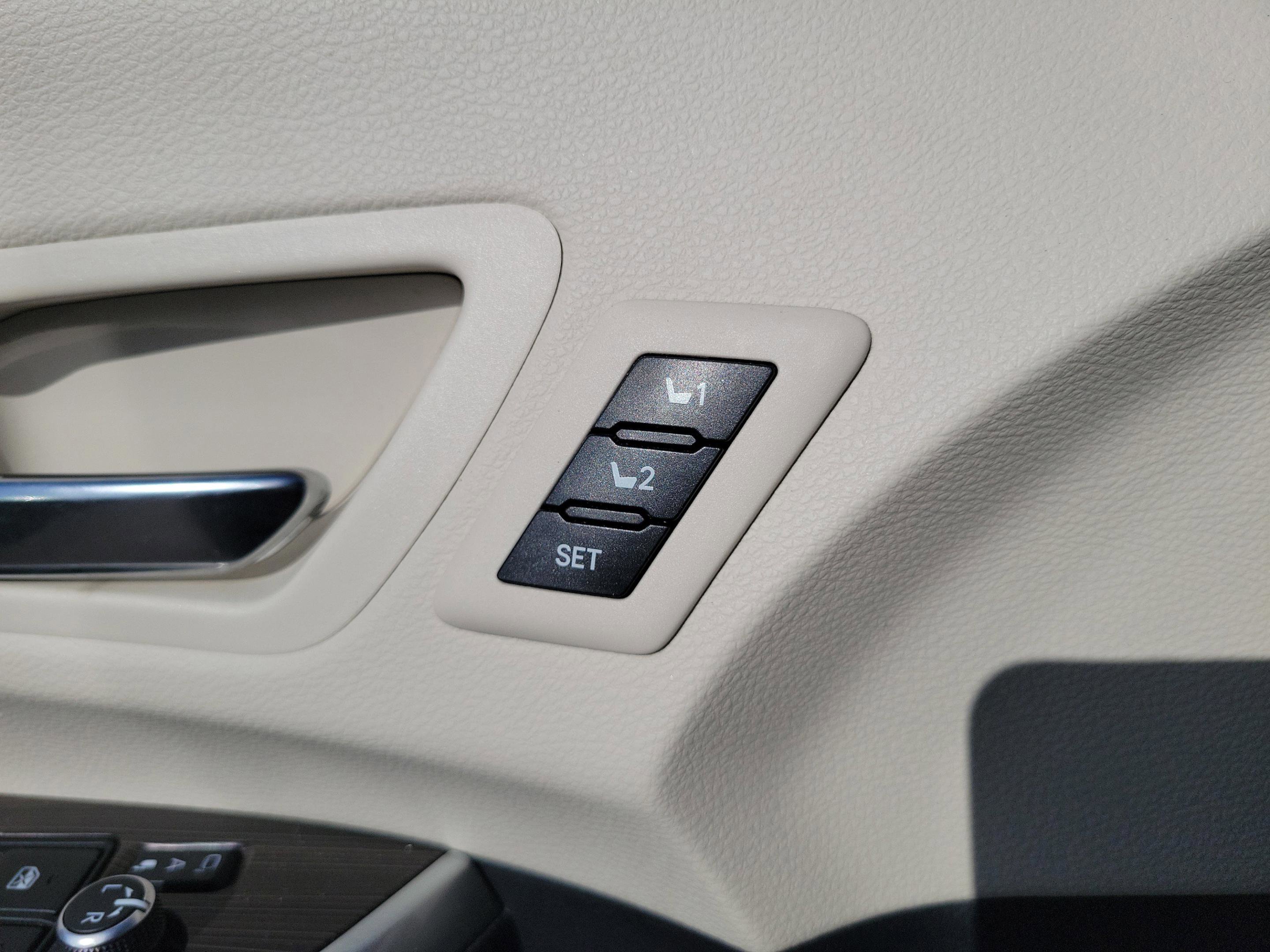 Used 2021 Toyota Sienna Limited image 22