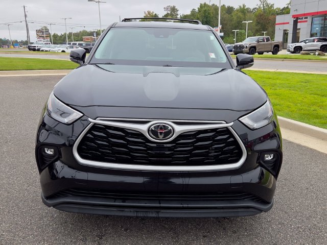Used 2022 Toyota Highlander LE AWD/4WD image 2