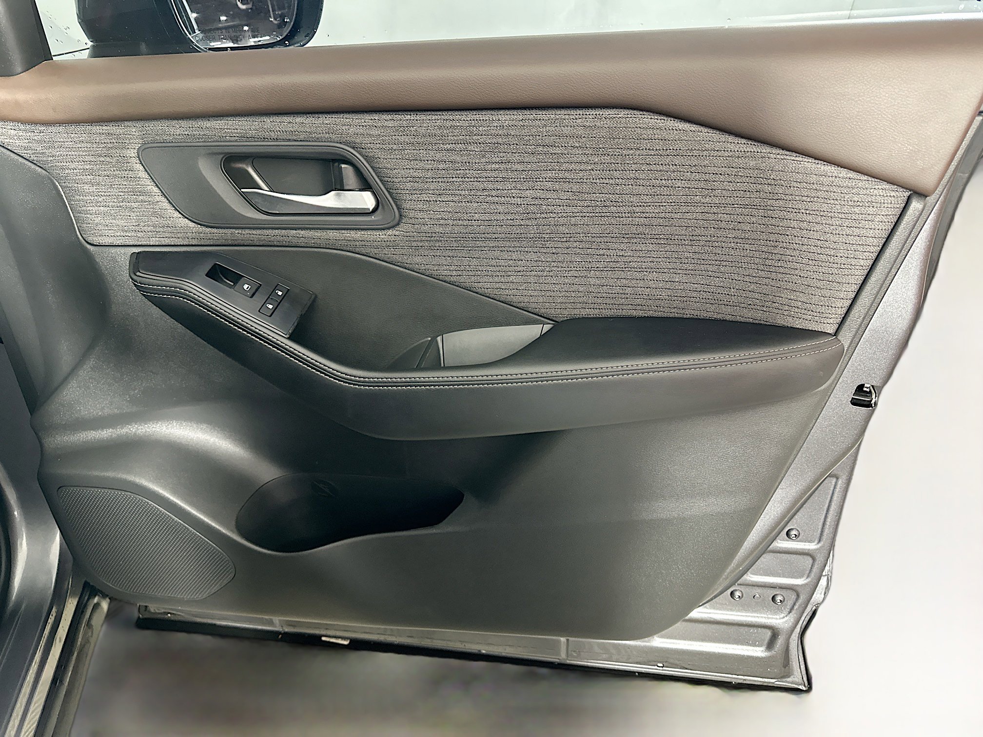 Used 2023 Nissan Rogue SV image 31