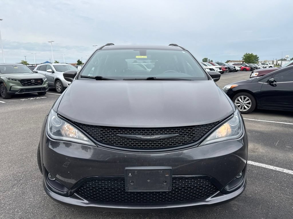Used 2019 Chrysler Pacifica Touring-L Plus w/ S Appearance Package FWD image 2