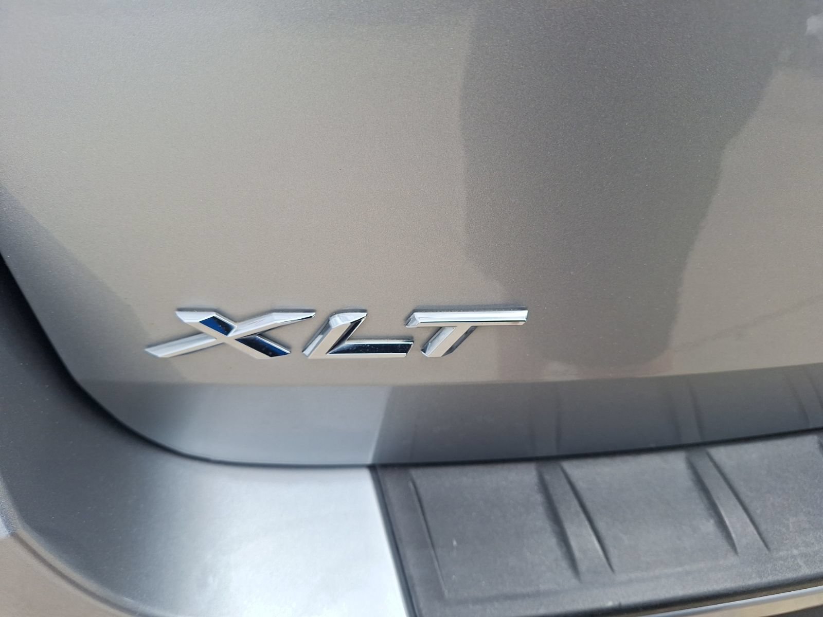 Used 2020 Ford Explorer XLT w/ Comfort Package RWD image 13