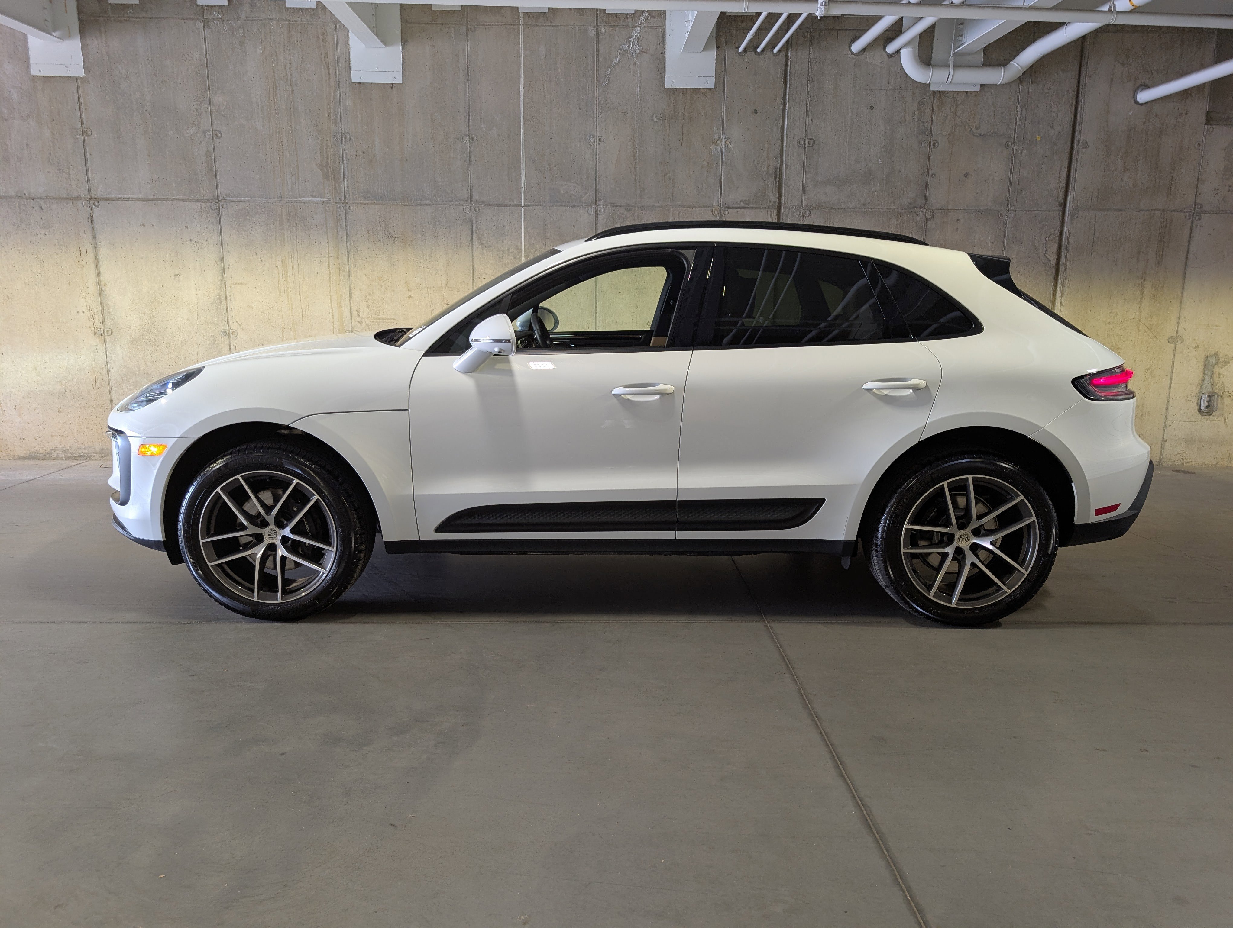 Certified 2025 Porsche Macan image 2