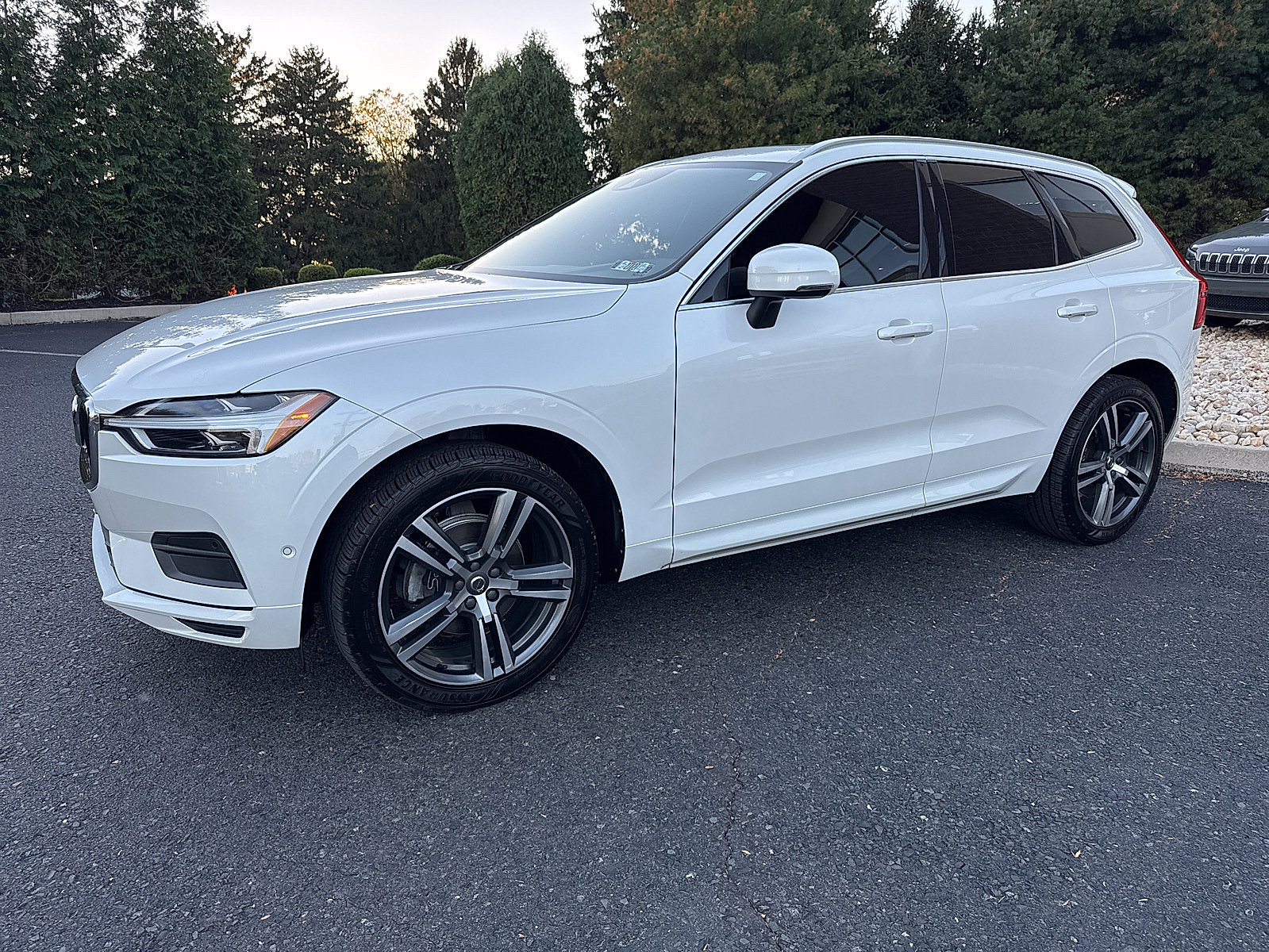 Used 2019 Volvo XC60 T5 Momentum w/ Multimedia Package AWD/4WD image 15