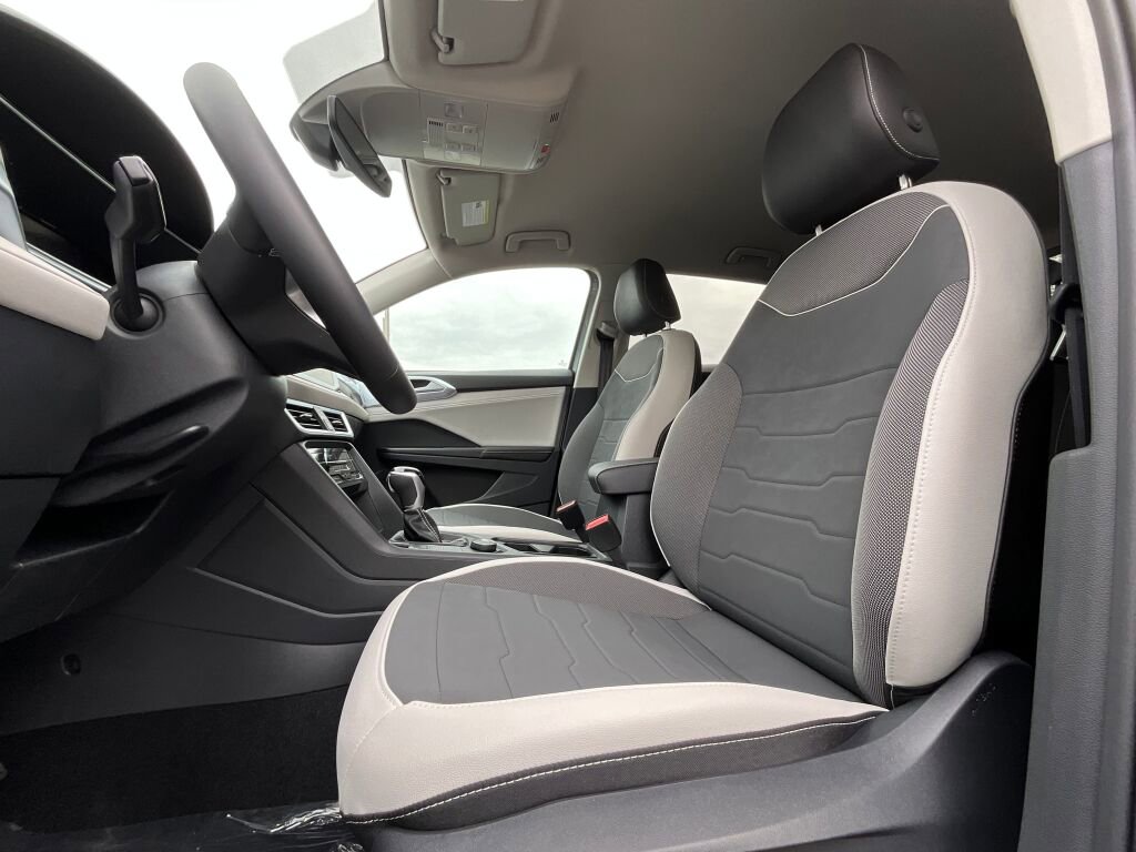 New 2025 Volkswagen Taos SE image 11