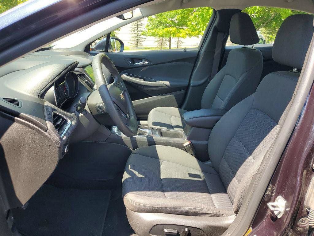 Used 2016 Chevrolet Cruze LT w/ LT Convenience Package FWD image 5