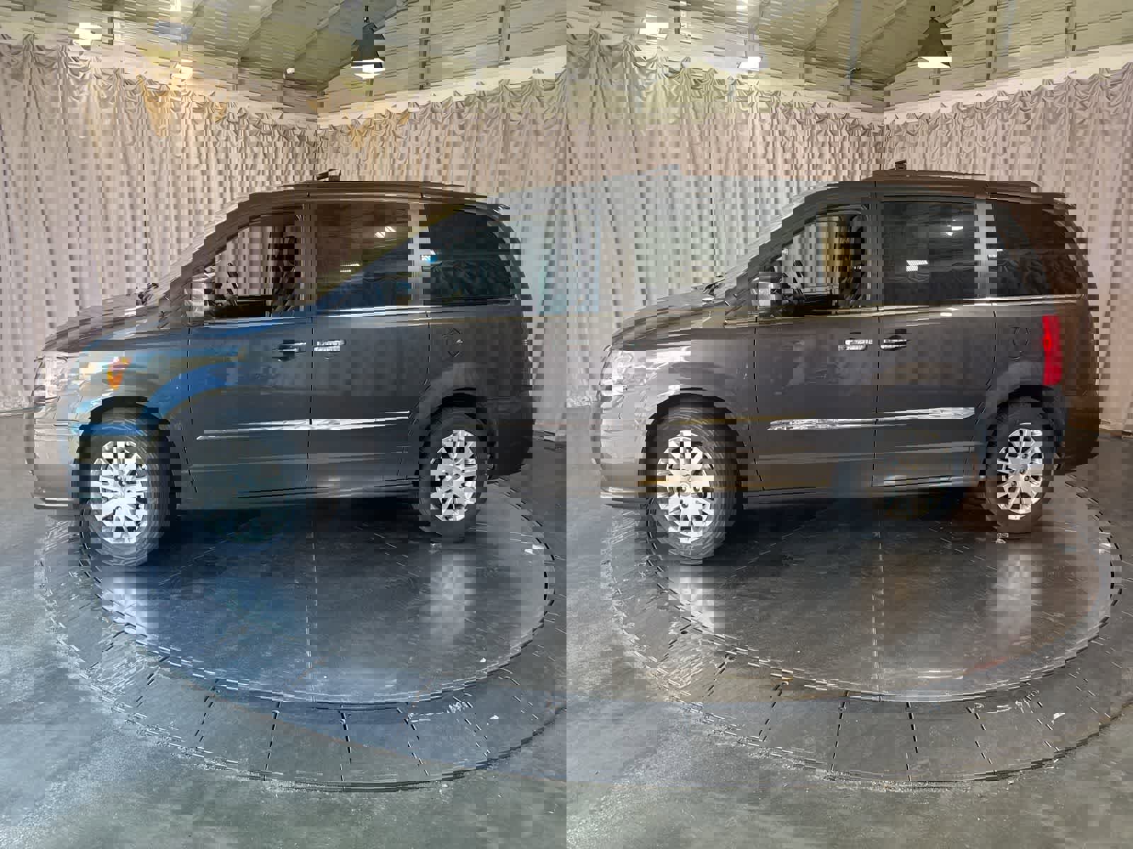 Used 2016 Chrysler Town & Country Touring w/ Driver Convenience Group FWD image 8