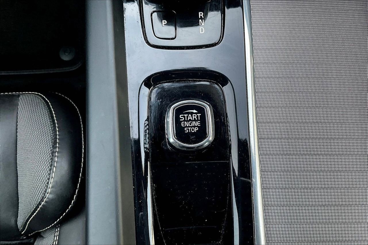 Used 2022 Volvo XC60 B5 R-Design w/ Advanced Package image 28