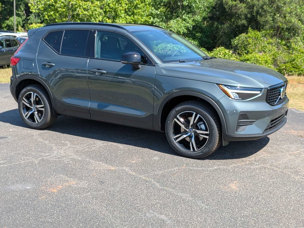 New 2026 Volvo XC40 B5 Core AWD/4WD image 2