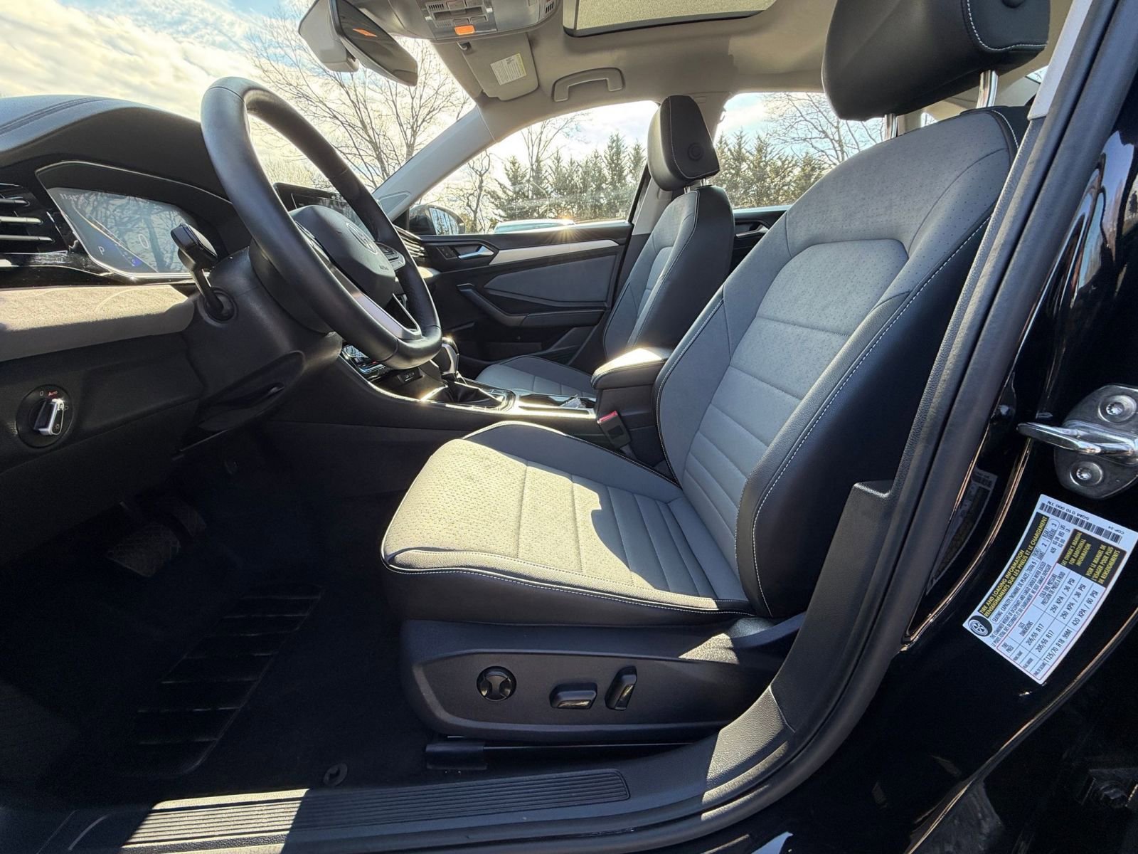 Used 2025 Volkswagen Jetta SE image 25