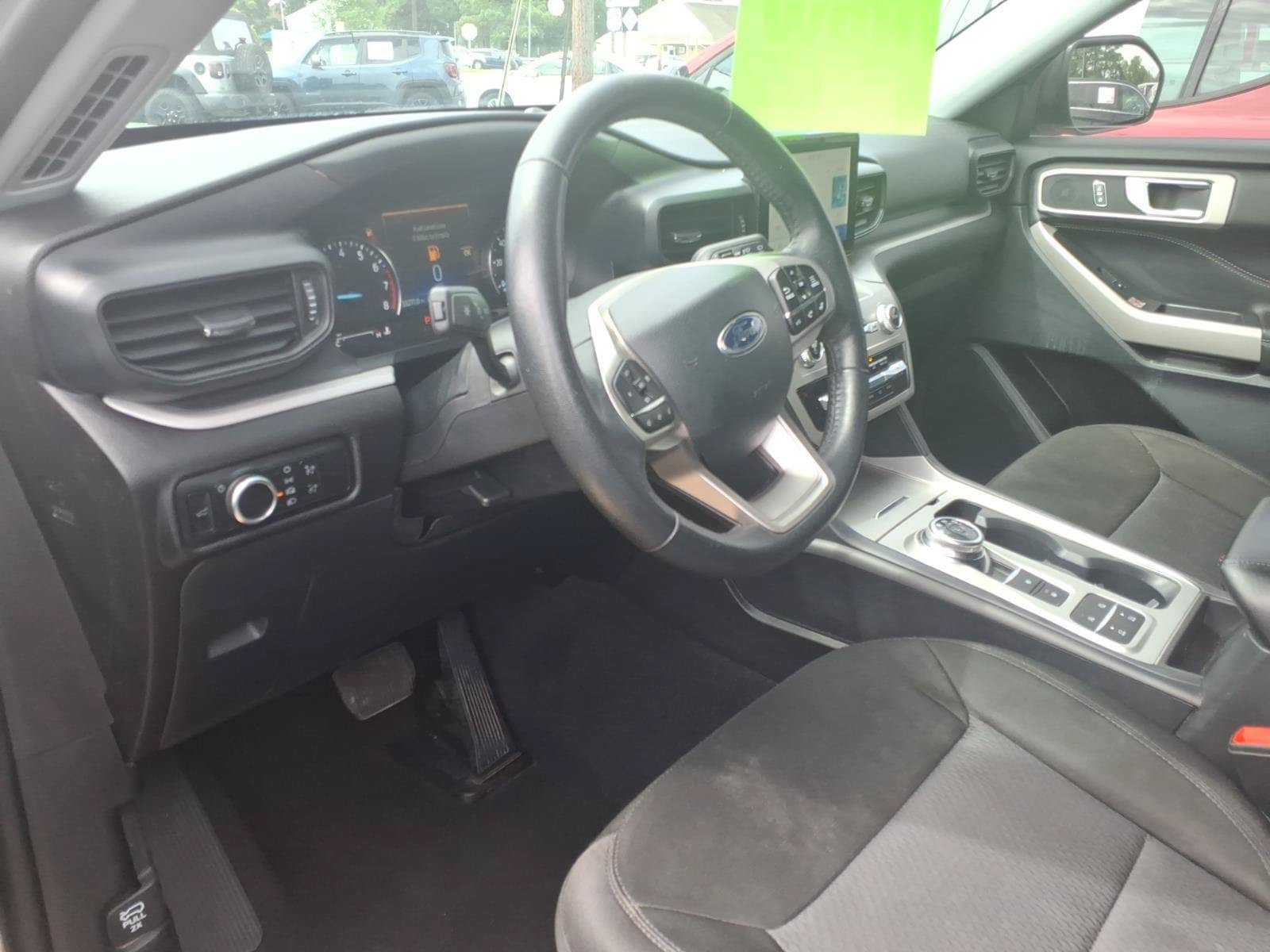 Used 2024 Ford Explorer XLT RWD image 18