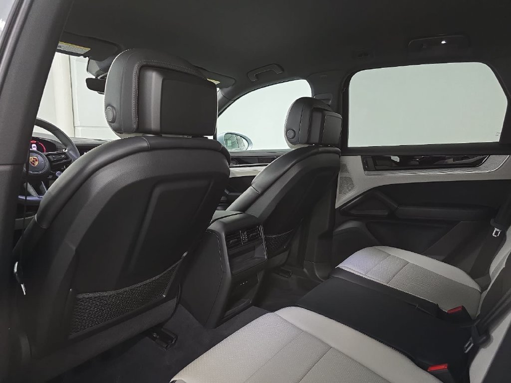 Certified 2024 Porsche Cayenne AWD/4WD image 26