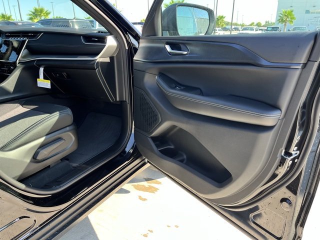 New 2025 Jeep Grand Cherokee Laredo X w/ Luxury Tech Group I image 21