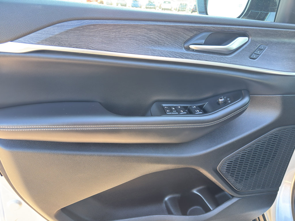 Used 2024 Jeep Grand Cherokee L Limited image 13