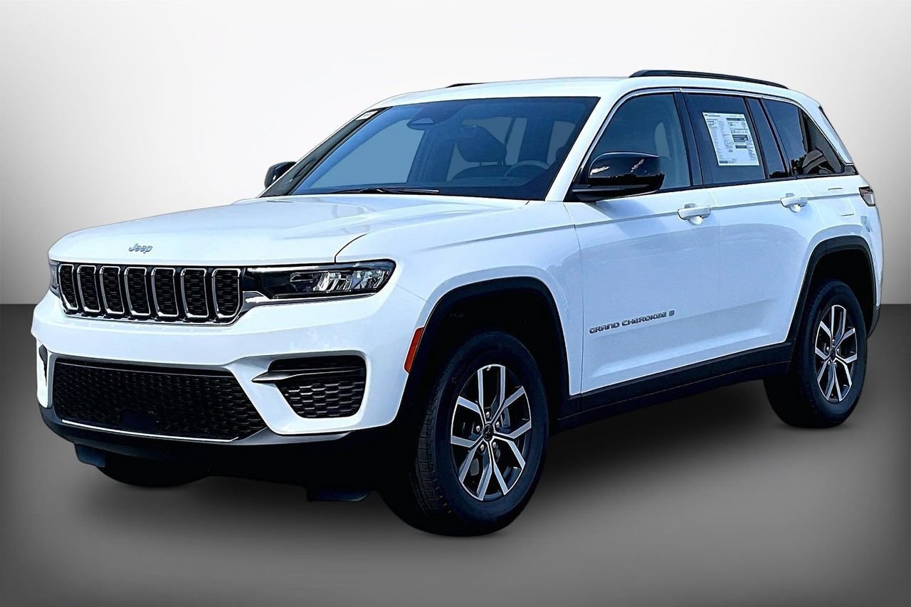 New 2027 Jeep Grand Cherokee Laredo RWD image 4