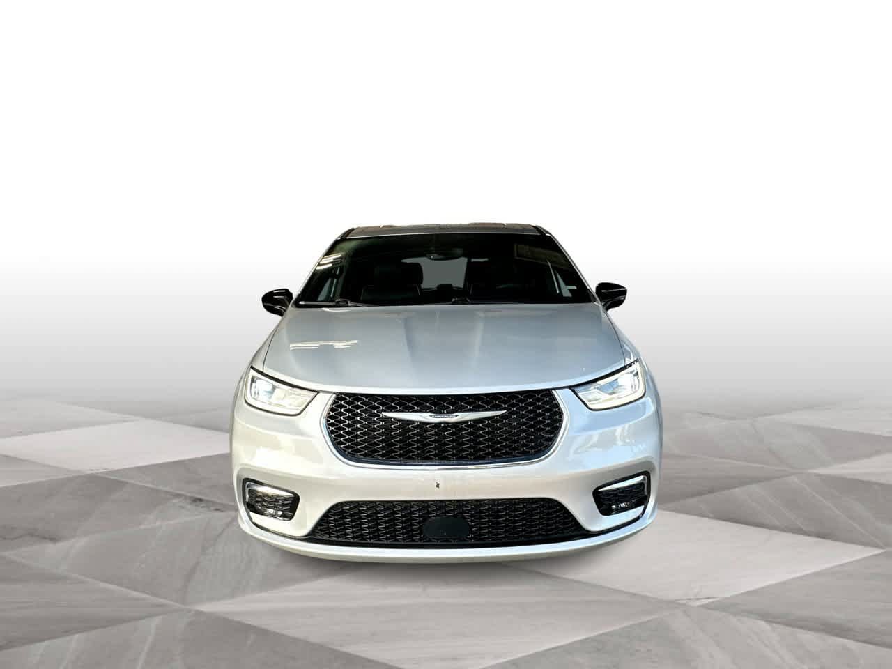 Used 2026 Chrysler Pacifica Limited FWD image 3
