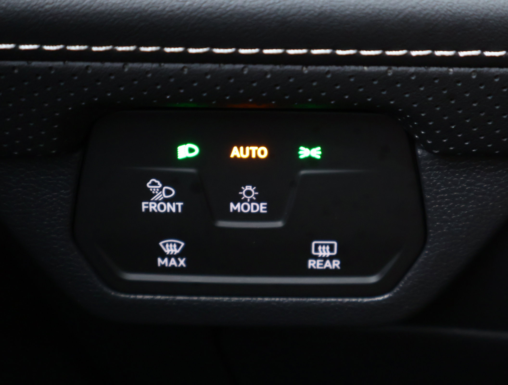 Used 2025 Volkswagen Atlas SE image 12