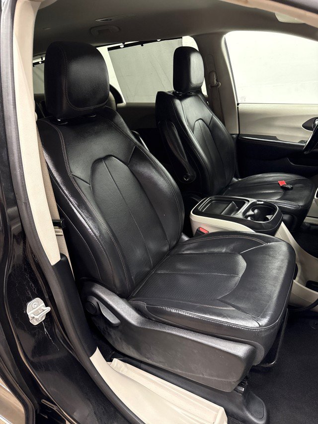 Used 2020 Chrysler Pacifica Touring-L FWD image 30