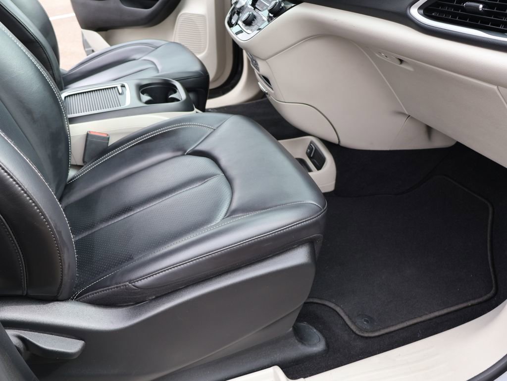 Used 2023 Chrysler Pacifica Touring-L image 30