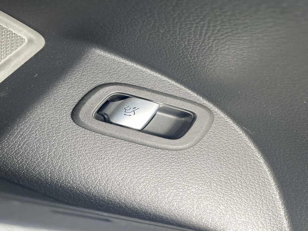 Used 2024 Mercedes-Benz GLC 300 image 17