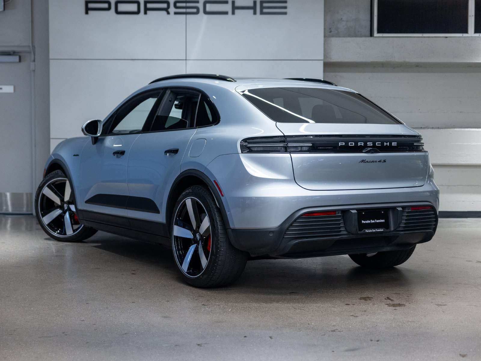 Certified 2025 Porsche Macan 4S Electric AWD/4WD image 3