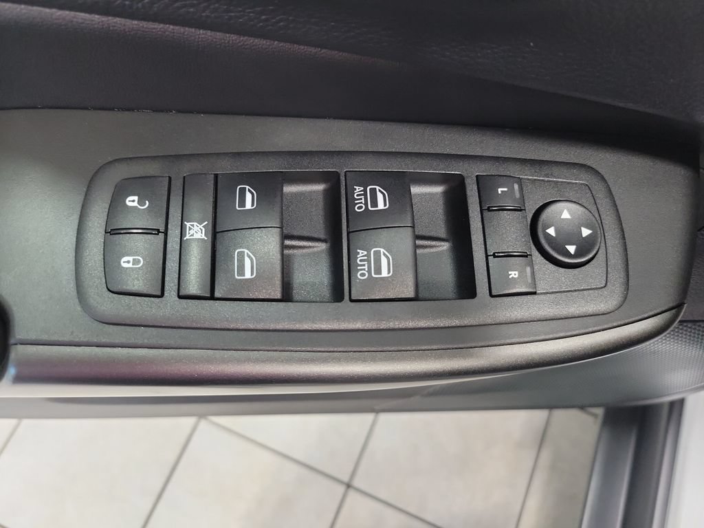 Used 2023 Jeep Cherokee Trailhawk AWD/4WD image 33