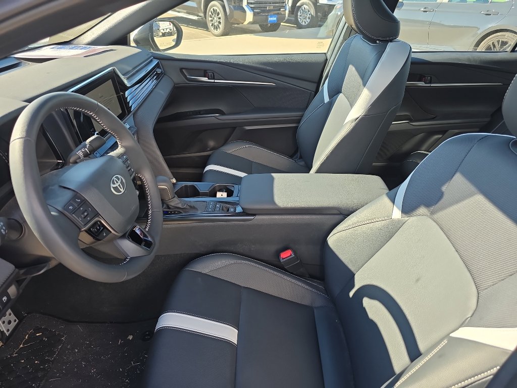 Used 2025 Toyota Camry SE w/ Convenience Package image 6