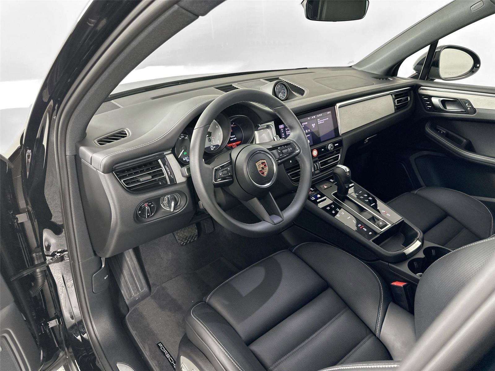 Certified 2025 Porsche Macan S AWD/4WD image 4