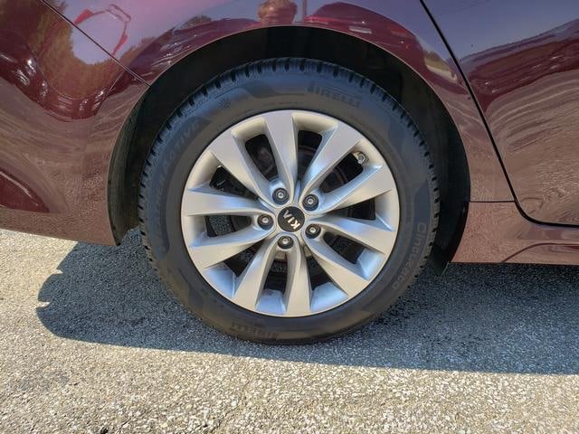 Used 2018 Kia Optima LX w/ 17" Alloy Wheels Package FWD image 9