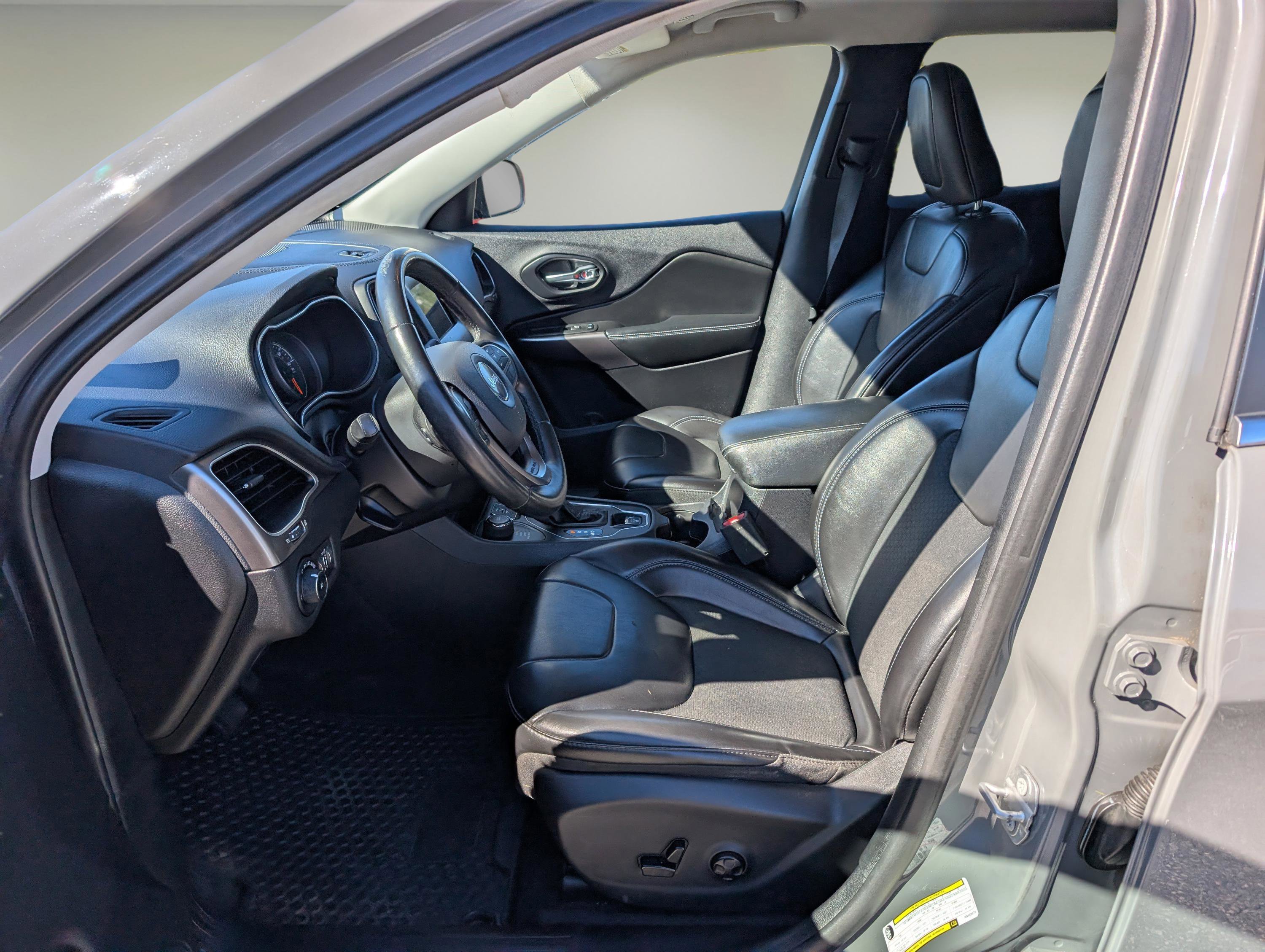 Used 2019 Jeep Cherokee Latitude Plus w/ Cold Weather Group image 10