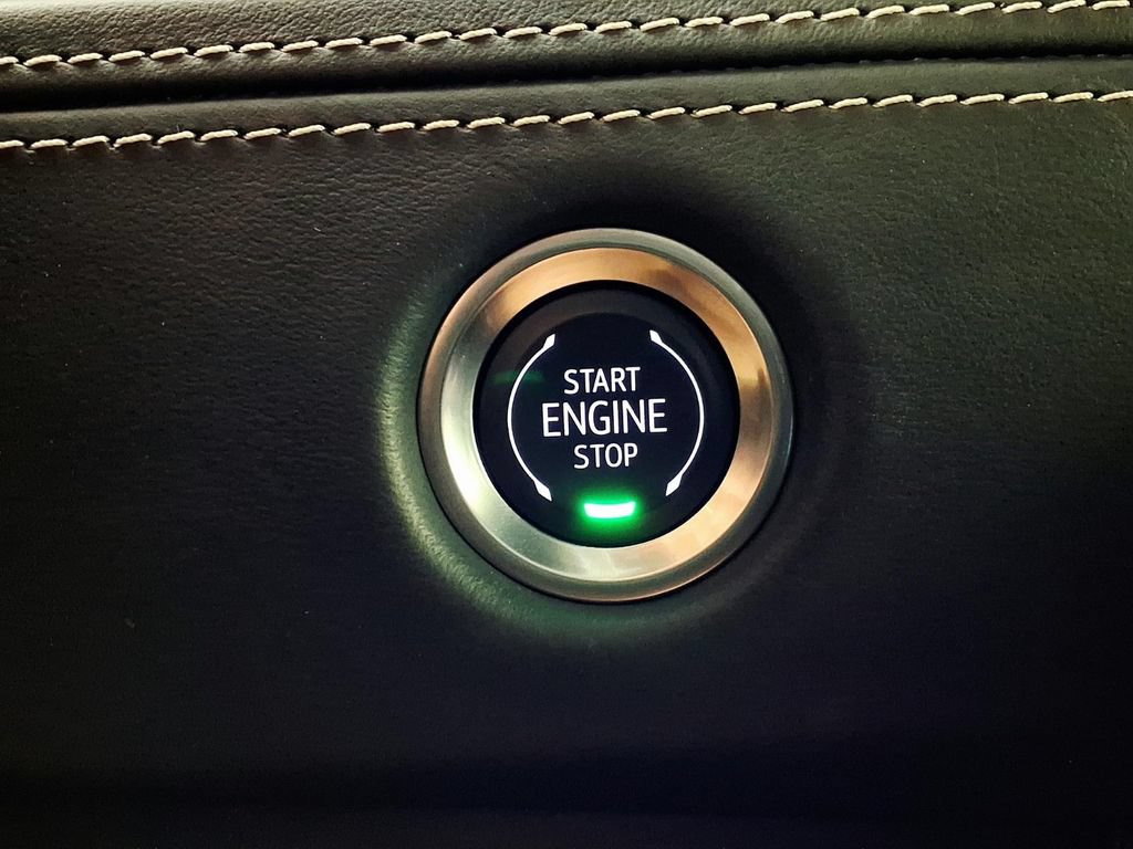 Used 2025 Cadillac Escalade ESV V AWD/4WD image 16