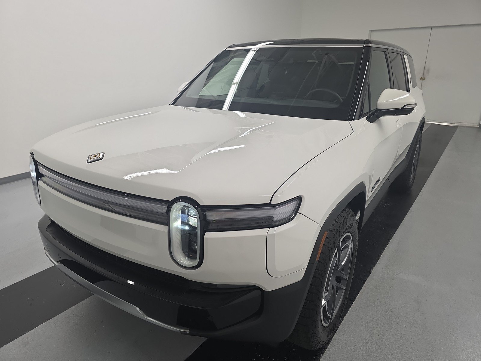 Used 2025 Rivian R1S Adventure AWD/4WD image 1