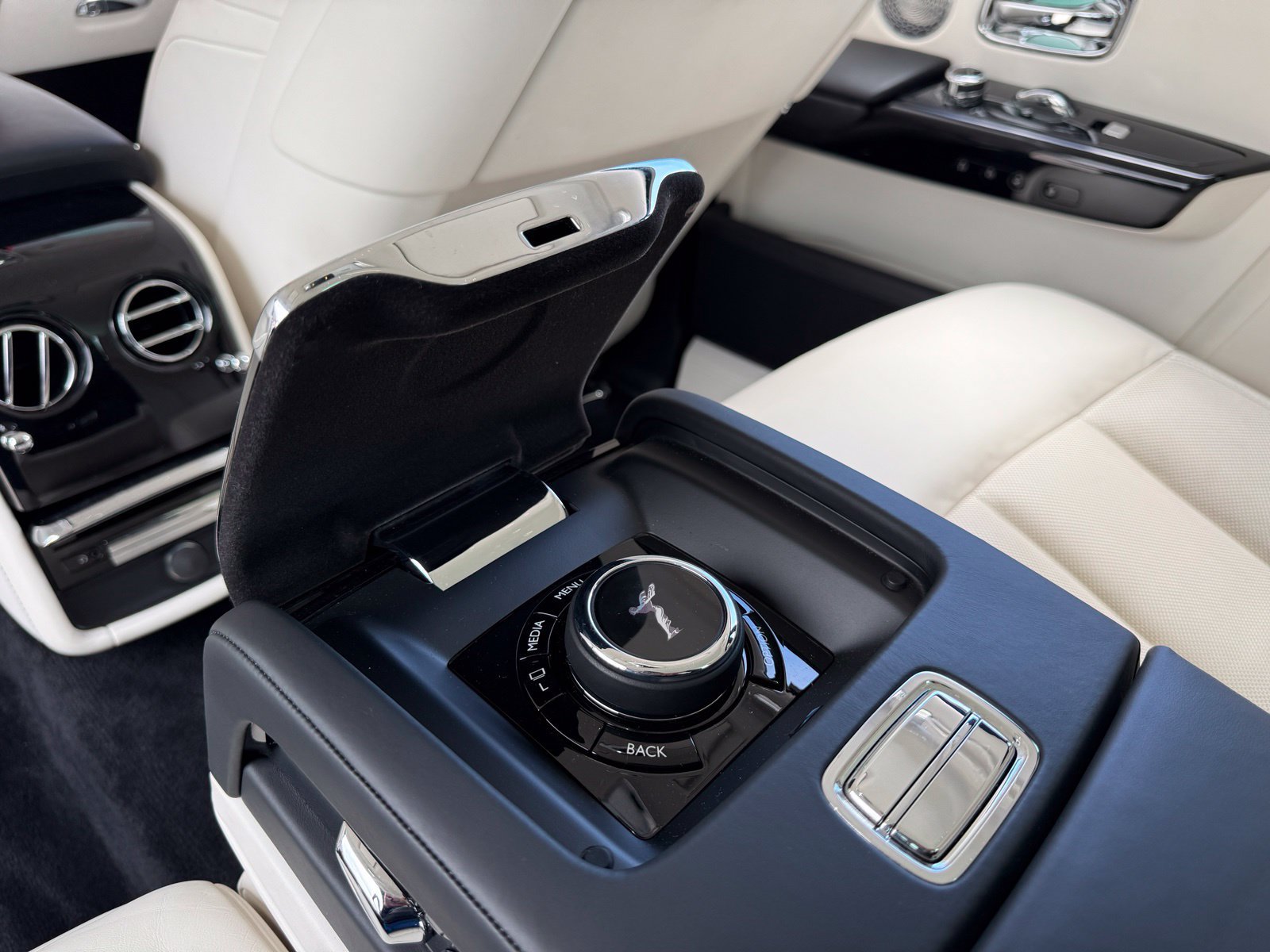 Used 2022 Rolls-Royce Phantom Sedan RWD image 34