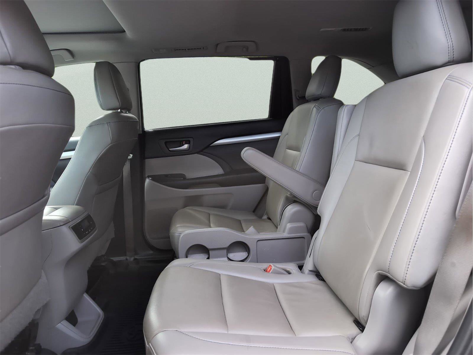 Used 2019 Toyota Highlander XLE AWD/4WD image 35