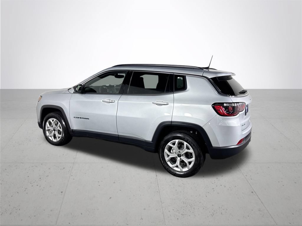 Used 2025 Jeep Compass Latitude AWD/4WD image 8