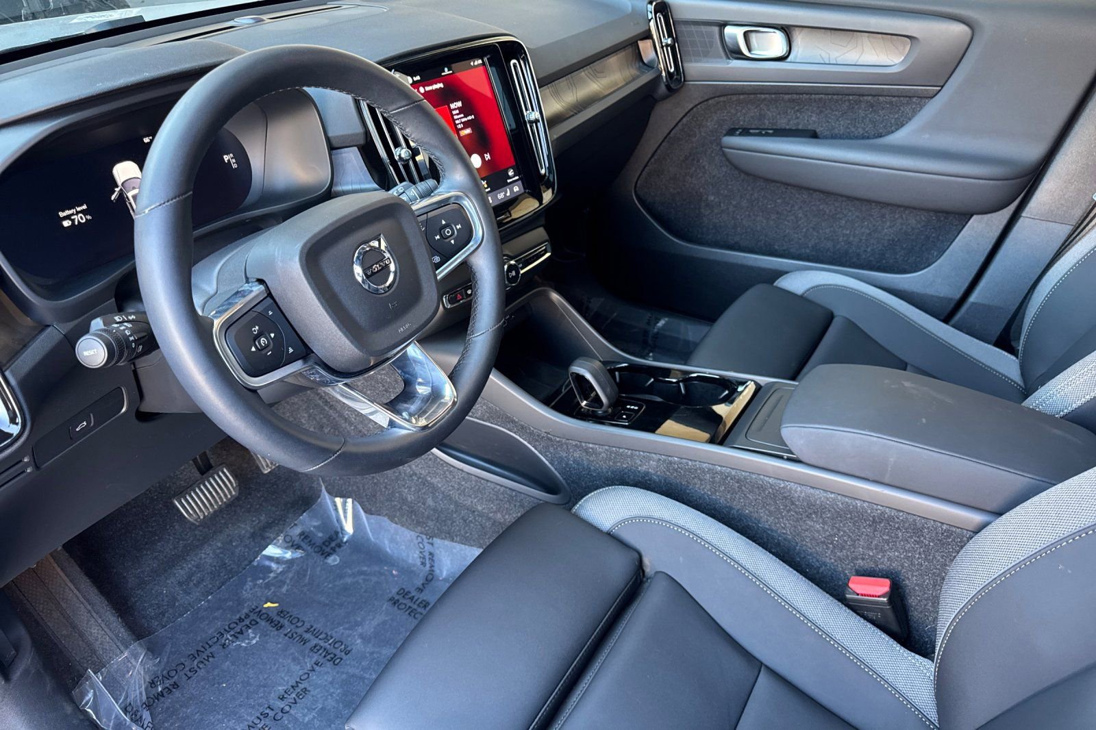Certified 2025 Volvo EX40 Plus w/ Climate Package RWD image 14
