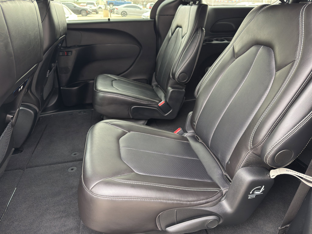 Used 2026 Chrysler Pacifica Select image 10