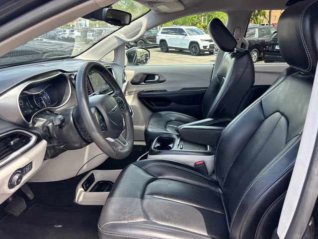 Used 2023 Chrysler Pacifica Touring-L FWD image 2