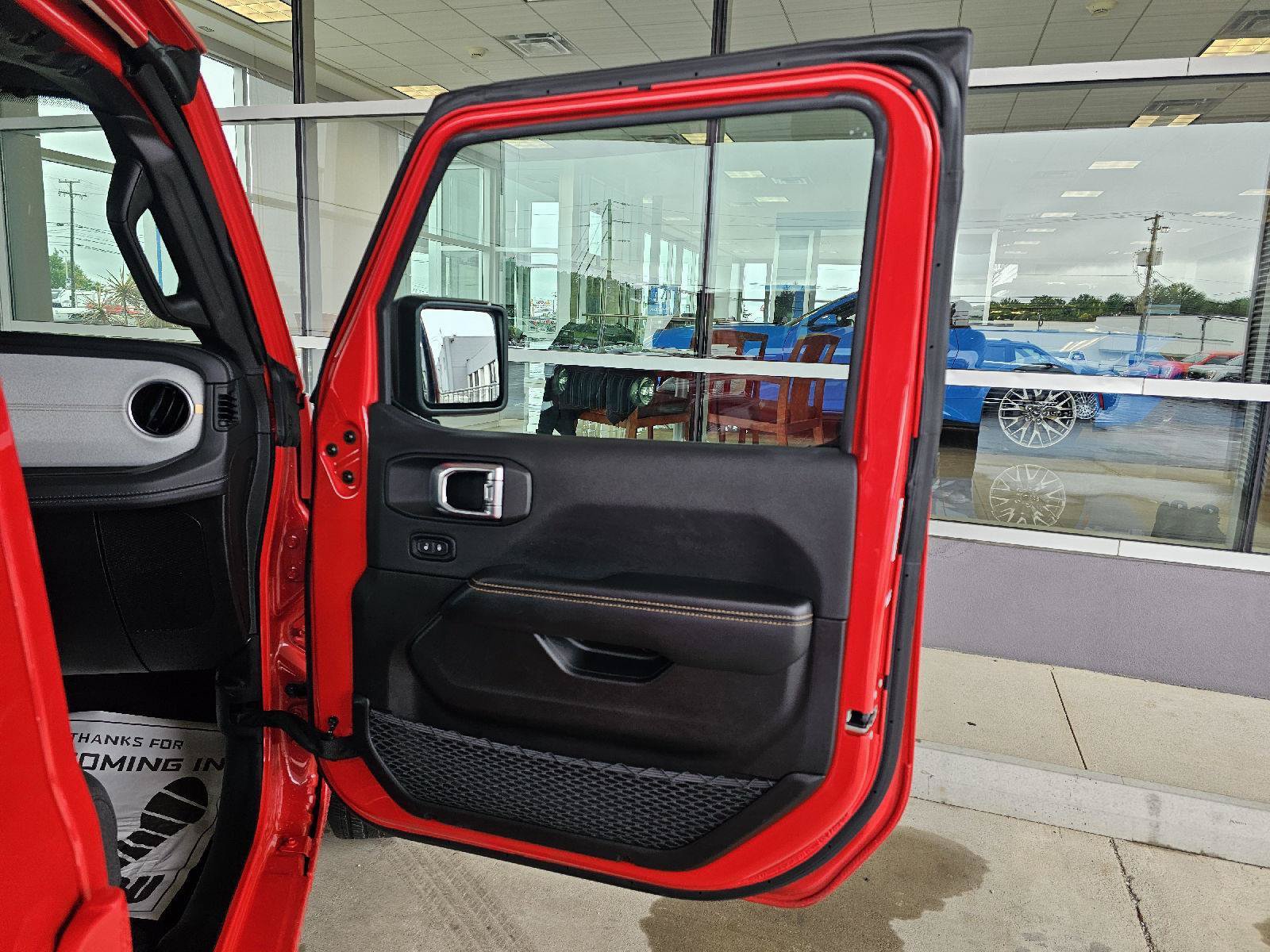 Used 2025 Jeep Wrangler Unlimited Sahara AWD/4WD image 11