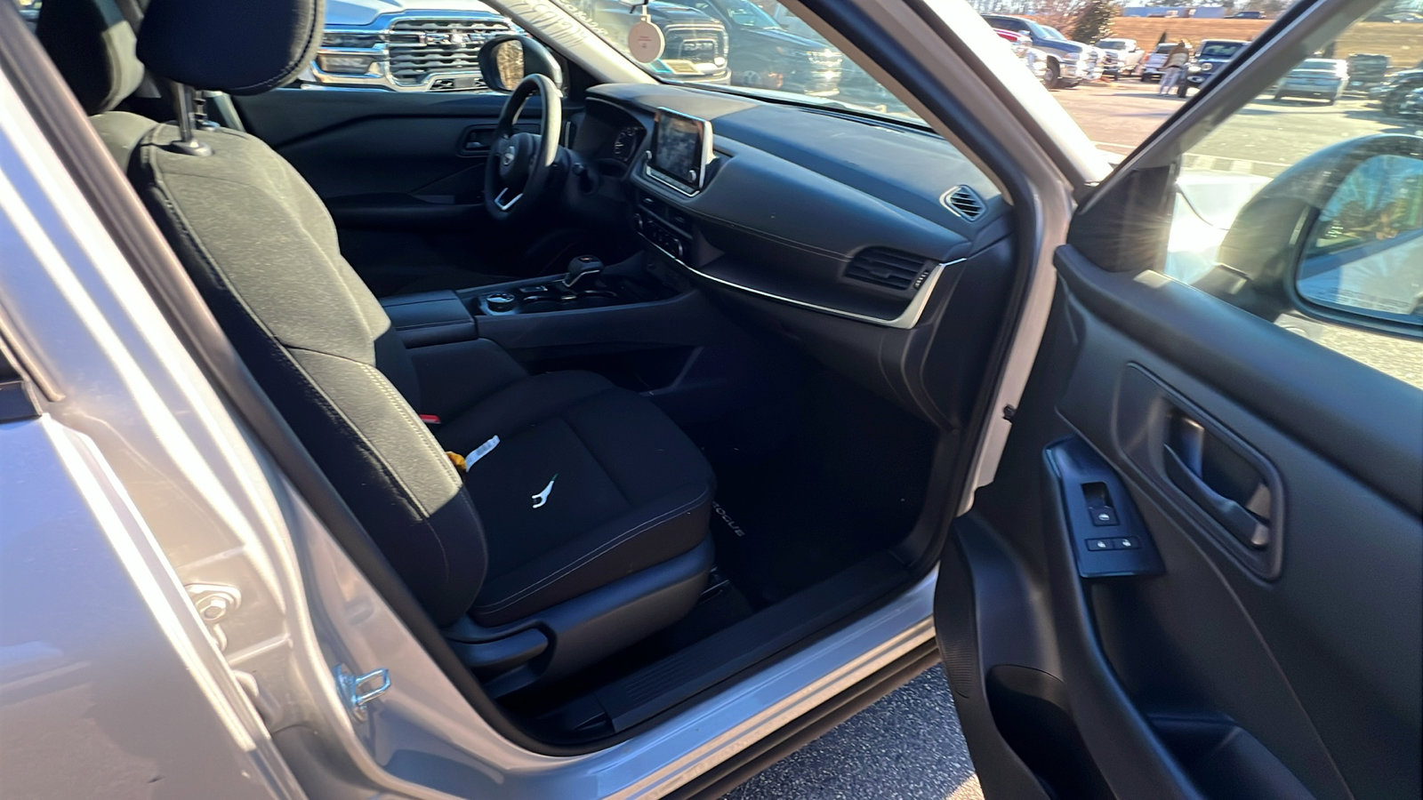 Used 2024 Nissan Rogue S image 19