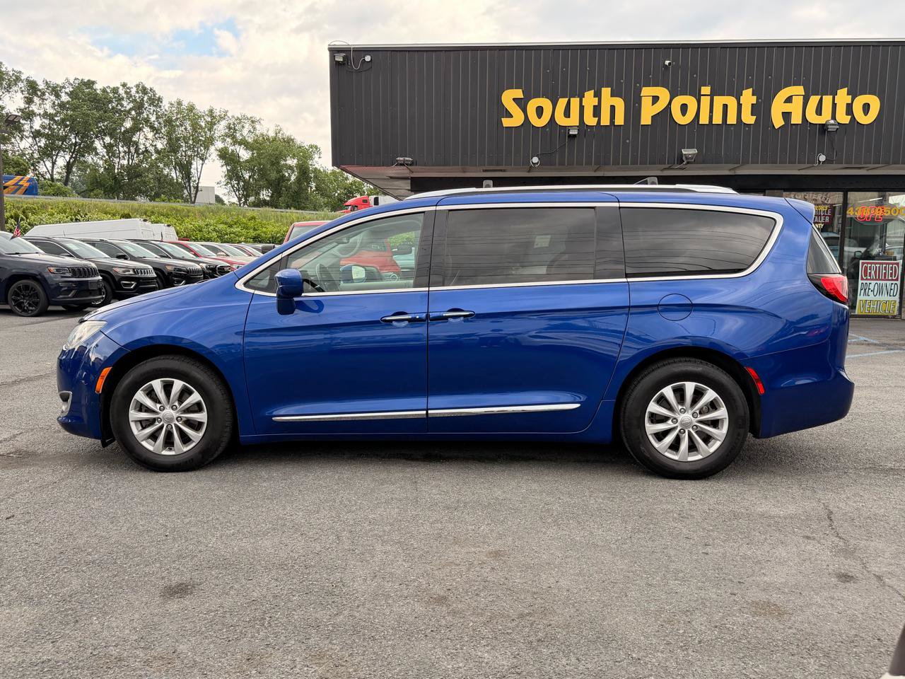 Used 2019 Chrysler Pacifica Touring-L FWD image 4