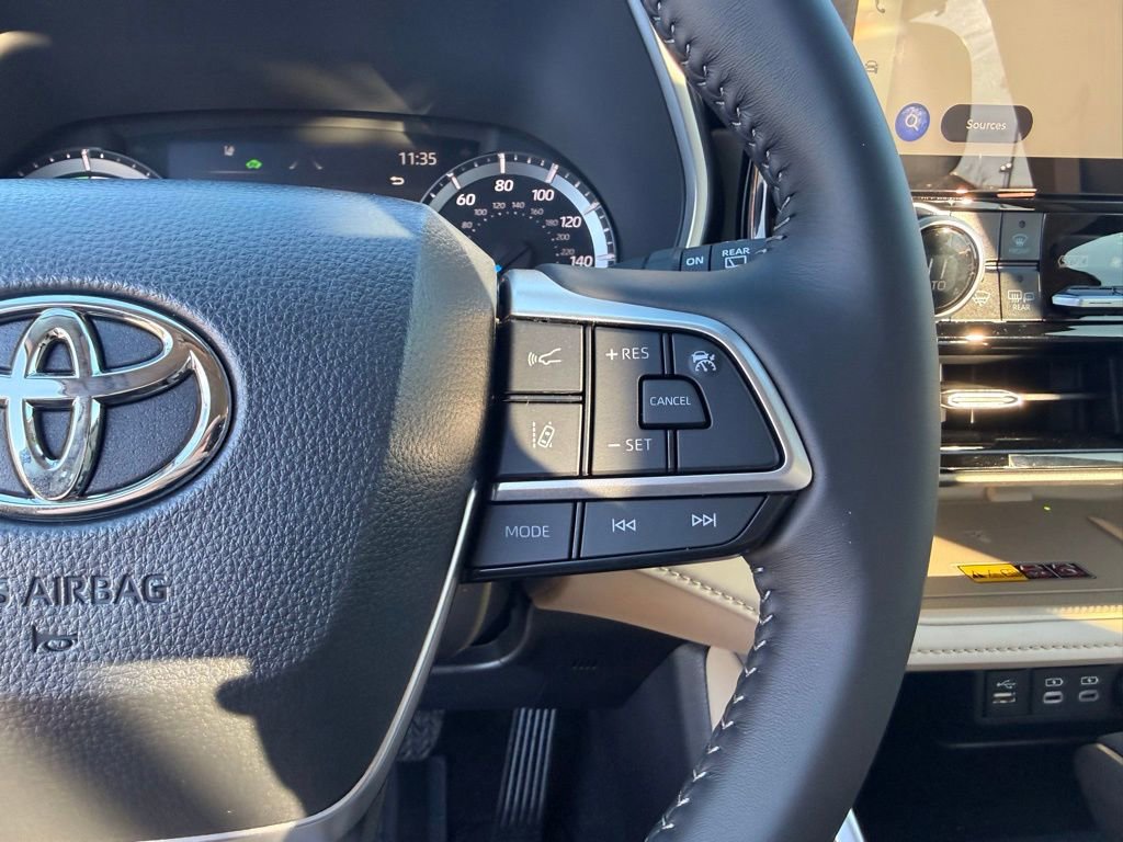 Used 2025 Toyota Highlander XLE image 18