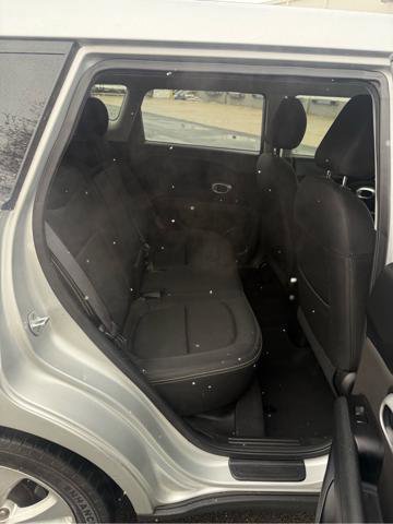 Used 2016 Kia Soul + image 12