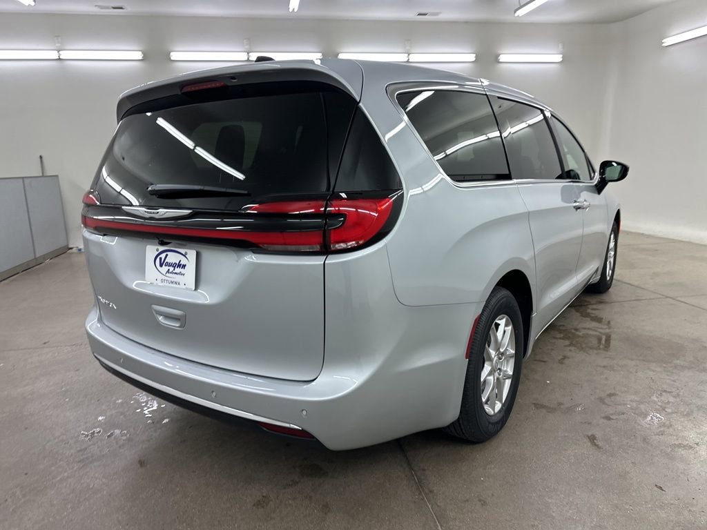 New 2026 Chrysler Pacifica Select image 11