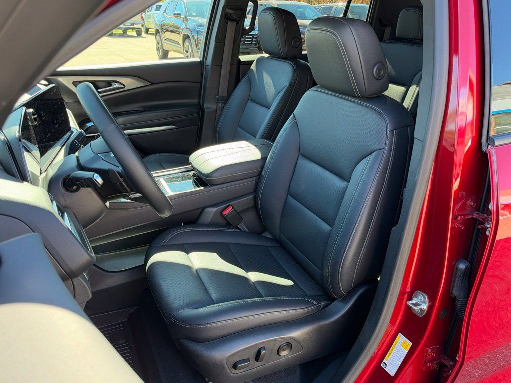 Used 2024 Chevrolet Traverse LT w/ Trailering Package AWD/4WD image 13